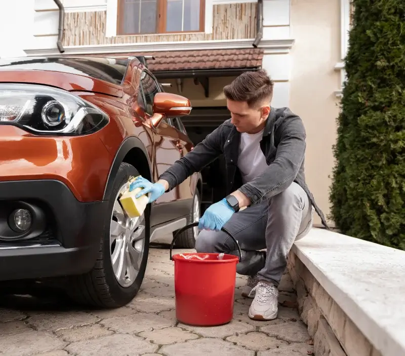 Lavage auto à domicile Guitrancourt : professionnel intervenant sur un véhicule